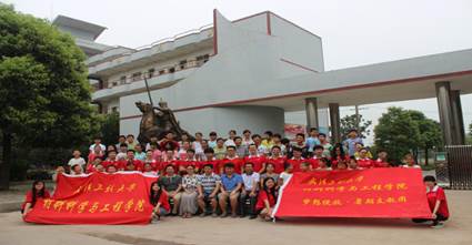 我院夢想綻放赤壁支教團(tuán)在赤壁鎮(zhèn)中學(xué)和師生合影